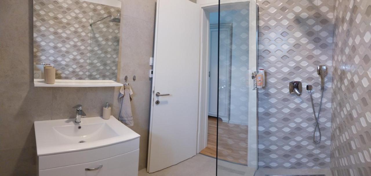Vila Dubravka - Schoen Und Komfortabel Inmitten Von Olivenbaeumen Und Weinbergen Mit Whirlpool Valtura Exterior foto